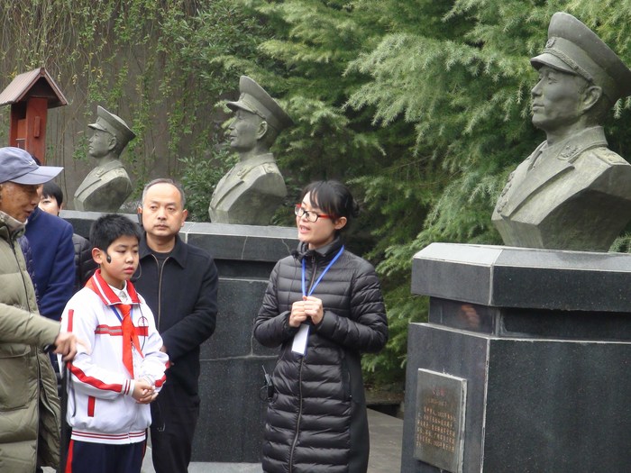 阆中市红军烈士纪念园讲解员为两位将军和领导介绍红四方面军在阆中